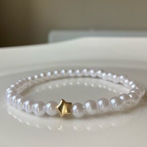 Elegant White Pearl Bracelet with Gold Accent
